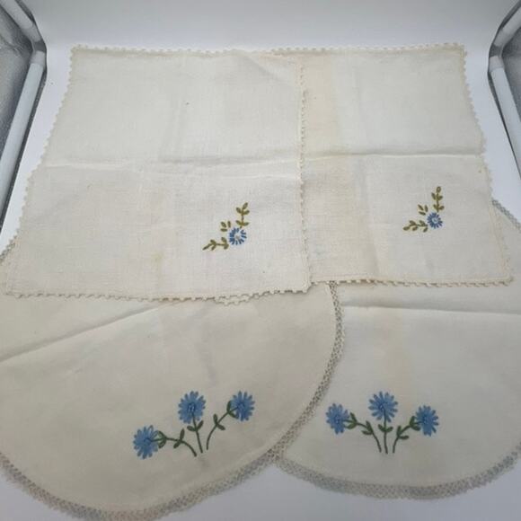 Vintage Set of 4 Ivory Ladies Handkerchiefs With Blue Embroidery Flower Crochet - Picture 1 of 11